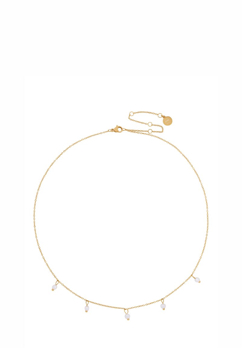 Collier délicat en chaîne dorée avec cinq petites perles blanche, espacées de manière uniforme, doté d'un fermoir et d'une chaîne ajustable avec une étiquette de marque.