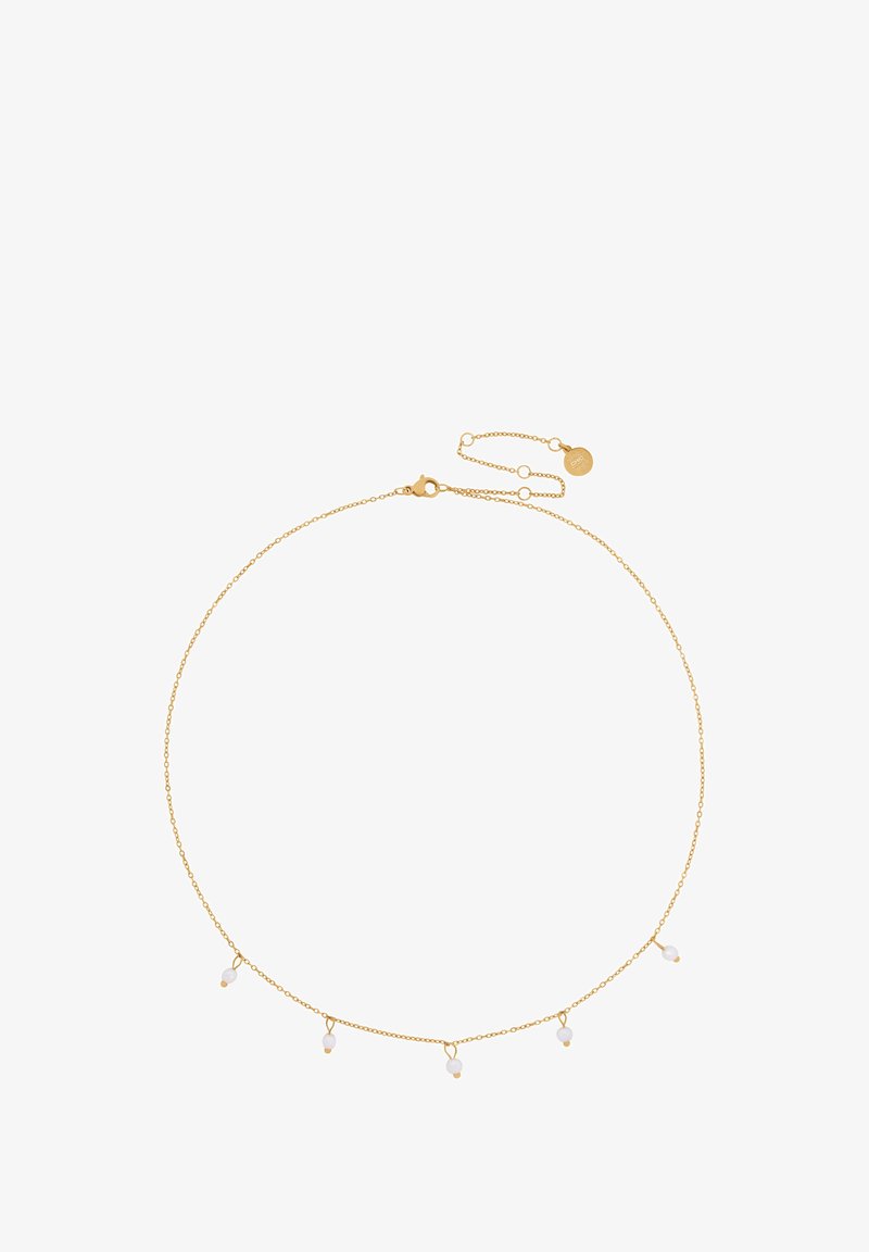 Collier délicat en chaîne dorée avec cinq petites perles blanche, espacées de manière uniforme, doté d'un fermoir et d'une chaîne ajustable avec une étiquette de marque.