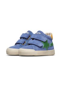Sneakers blu in suede con doppie cinghie in Velcro. Accentazione verde a forma di stella sul lato e un piccolo dettaglio giallo sul tallone. Suola in gomma bianca.
