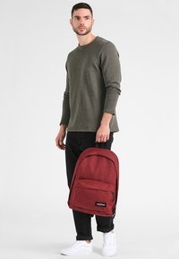 Eastpak OUT OF OFFICE - Sac à dos - crafty wine