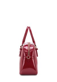 Borsa a mano in pelle verniciata rossa con forma strutturata, zip in tonalità oro, doppi manici superiori e dettaglio in metallo su un lato.