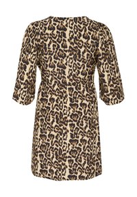 Robe imprimée léopard avec une base beige clair et des taches brunes foncées, à manches courtes et coupe décontractée, fabriquée en tissu doux.