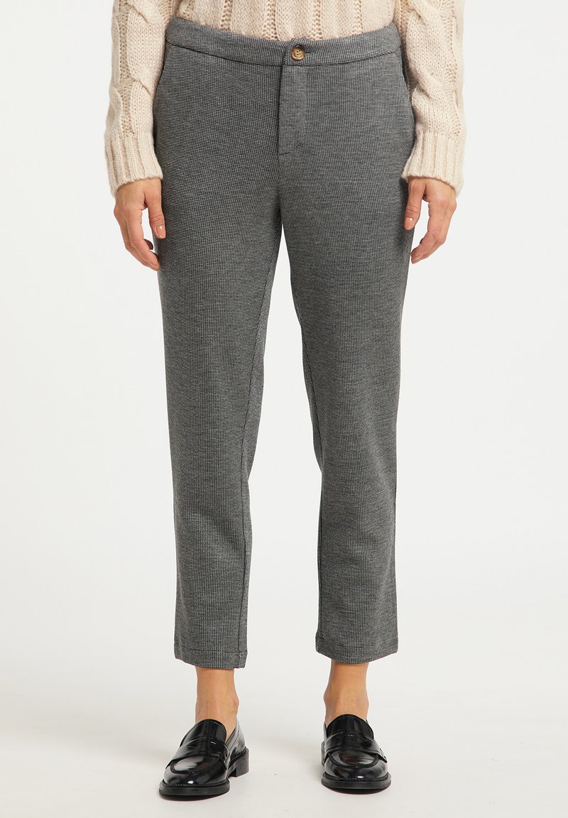 Grijze geruite broek met een getailleerde pasvorm, voorzien van een knoopsluiting en schuine zijzakken. Gemaakt van een gestructureerde stof.