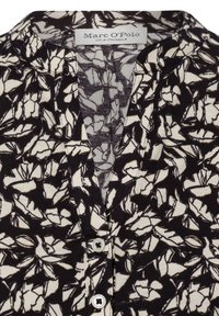 Schwarz-weißer cardigan mit floralem Muster, V-Ausschnitt, vorderen Knöpfen und weichem Stoff. Marc O'Polo-Label sichtbar.