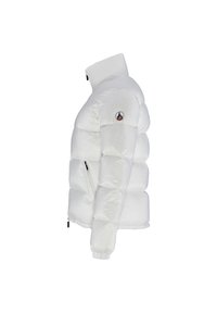 Witte pufferjack met een hoge kraag, gequilte secties en een logolabel op de mouw. Bevat zijzakken met rits en elastische manchetten.