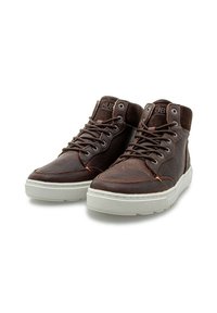 Bruine leren mid-top sneakers met textuur, contrasterende lichtgrijze rubberen zool en oranje accenten op de veters en stiksels.