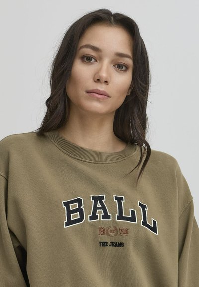 Felpa verde oliva con collo a giro. Presenta il testo audace "BALL" in nero e dettagli ricamati in marrone e nero sulla parte anteriore.