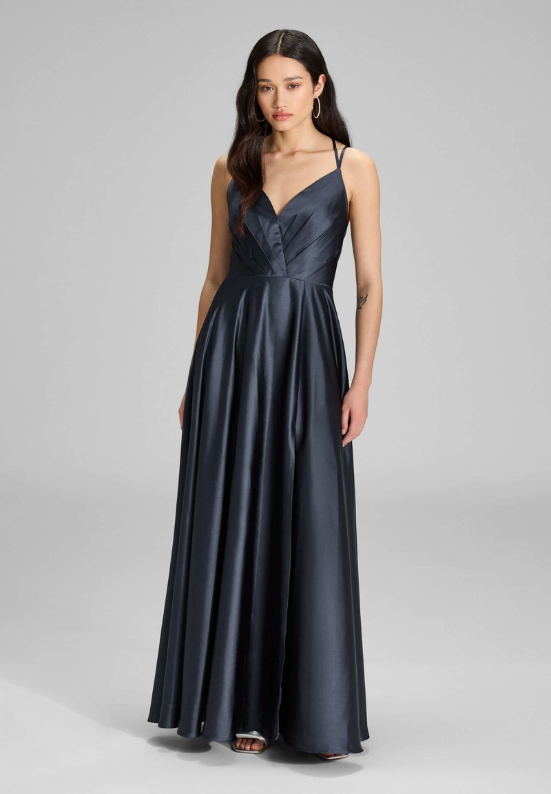 Abito da sera in satin blu navy con scollatura a V profonda e spalline regolabili. Presenta un corpino plissettato e una gonna fluida e ampia.