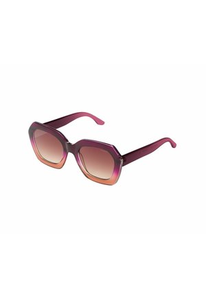 Hexagonale zonnebril met een paarse naar oranje kleurverloop, dikke montuur en bruin getinte glazen, geïsoleerd op een witte achtergrond.