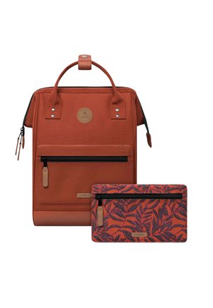 Rucksack aus rostfarbigem Stoff mit abgerundetem Oberteil, vorderer Reißverschlusstasche und einem abnehmbaren, gemusterten Beutel mit Blättern-Design.