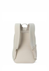 Zaino beige con spallacci regolabili imbottiti e maniglia superiore, mostrato da dietro su uno sfondo bianco.