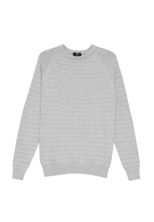 Suéter de punto gris con cuello redondo, puños y dobladillo acanalados. Presenta un patrón de rayas texturizadas en toda la tela. Diseño de mangas raglán.