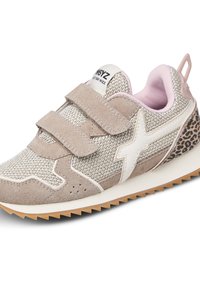 Sneakers color beige chiaro con materiale in rete e suede, strap in velcro, dettagli bianchi e una stampa leopardata sul tallone. Suola in gomma.