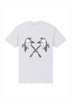 Hvid bomulds t-shirt med et sort-hvidt grafisk motiv af to stiliserede ansigtstræk med krydsede linjer nedenfor, centreret på fronten.