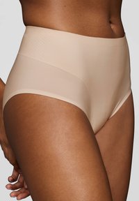 Mutande beige a vita alta con una texture liscia, materiale leggero e un design senza cuciture per una vestibilità aderente, con delicati motivi a zig-zag.