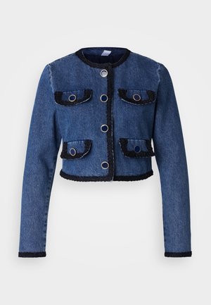 Kürzere Jeansjacke in dunkelblau mit schwarzem Besatz, ausgestattet mit vier vorderen Taschen, goldfarbener Hardware und einem runden Halsausschnitt.