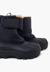 Stivali impermeabili della marina con suole in gomma testurizzata, una fascia in velcro e rivestimento in pelliccia sintetica nella parte superiore per isolamento e comfort.