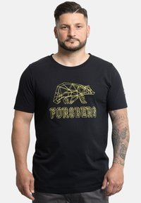 Zwarte t-shirt met korte mouwen met een geel geometrisch berenontwerp en de tekst "FORSBERG" eronder, gemaakt van zachte, textuurrijke stof.