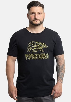 Schwarzes Kurzarm-T-Shirt mit einem gelben geometrischen Bären-Design und dem Text "FORSBERG" darunter, aus weichem, strukturiertem Stoff.
