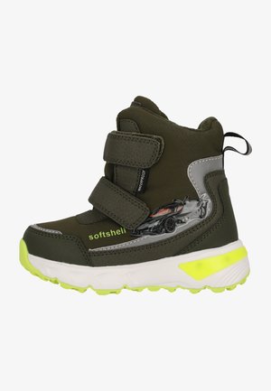 Bottes softshell vertes avec deux bandes Velcro, semelle en caoutchouc blanche et vert lime, et un motif de voiture sur le côté. Matériau imperméable.