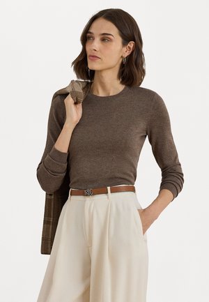 Pulover maro cu guler rotund, manșete ribbate și o textură moale, asociat cu o pereche de pantaloni crem cu talie înaltă și o curea maro.