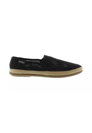 Schwarzer Slip-On-Schuh mit gewebtem Obermaterial, beigefarbener, seilstrukturierter Zwischensohle und flacher Gummisohle, von der Seite auf weißem Hintergrund gesehen.