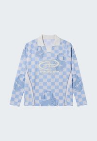 Chemise à manches longues à carreaux bleu clair et blanc avec col blanc, motifs de cœurs et logo texte "PXG Heart in Lock" sur le devant.