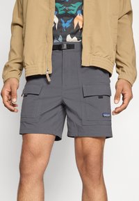 Γκρι cargo σορτς από ελαφρύ ύφασμα, με μπροστινές τσέπες, ραμμένες λεπτομέρειες και ταμπελάκι με το λογότυπο στο μηρό.