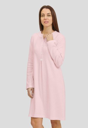 Vestido de noche rosa de manga larga en tejido texturizado, con una tapeta de botones, un sutil patrón de espiga y un pequeño detalle de lazo en la cintura.