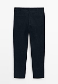 Chinos bleu marine foncé en tissu coton lisse, coupe droite et deux poches arrière. La ceinture est dotée passants de ceinture.
