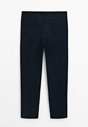Mørk navy chinos i glat bomuldsstof, lige snit og to baglommer. Taljen har bæltesløjfer.