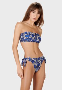 Bikini a bandeau blu con un design a motivo che presenta accenti bianchi e blu scuri; materiale testurizzato; laccetti laterali regolabili sul fondo.