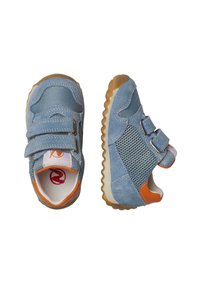 Modré semišové a síťované dětské boty se dvěma suchými zipy, oranžovými akcenty a texturovanou, flexibilní gumovou podrážkou.