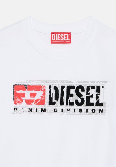 Бяла тениска с кръгло деколте с червено-черно лого Diesel Denim Division на гърдите и червен етикет Diesel отвътре на яката.