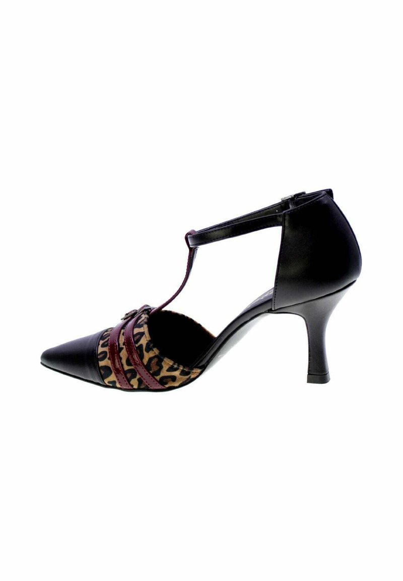 Scarpa nera in pelle con tacco alto e punta affusolata, dotata di un pannello in tessuto con stampa leopardata e due fasce color borgogna sulla parte anteriore.