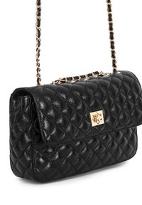 Borsetta in pelle nera trapuntata con una chiusura e una tracolla in tonalità oro, caratterizzata da una forma strutturata e una finitura lucida.