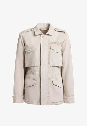 Beżowa bawełniana kurtka z zapinanymi na guziki pagonami, czterema przednimi kieszeniami z patkami, zapięciem na guziki oraz haftowanym napisem "K.H.U.J.O" na kieszeni na piersi.