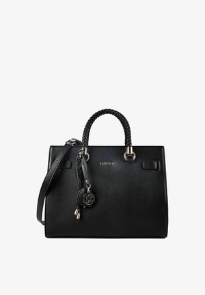 Schwarze Lederhandtasche mit geflochtenen Griffen, abnehmbarem Schulterriemen und einem Metall-Logoanhänger, der an einem Griff hängt.