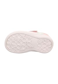 Růžová dětská bota s texturovanou bílou gumovou podrážkou srdíčkových vzorů a vyraženým logem na boku. Zapínání na suchý zip.