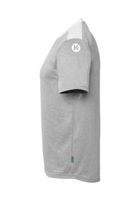 Grijze t-shirt met korte mouwen en witte accenten op de schouders, gemaakt van ademend materiaal. Bevat een logo op de voorkant en een label aan de zijkant.
