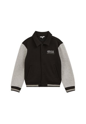 Veste varsity noire et grise avec fermeture à boutons, poignets et ceinture rayés, et texte "AHEAD OF THE GAME" sur la poitrine.