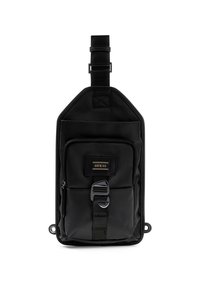 Borsa a tracolla nera in nylon con forma rettangolare, tasca frontale con zip, tracolla regolabile e patch con logo dorato. Texture liscia, design minimalista.