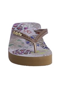 Chancla con plantilla estampada que presenta manchas multicolores, una correa dorada trenzada y una suela de goma marrón.
