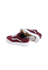Sneaker in suede color mogano con tallone nero e dettagli bianchi. Presenta una suola in gomma con un motivo battistrada distintivo e un dettaglio del logo.