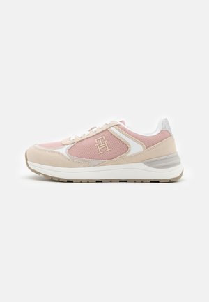 Zapatillas de deporte rosas y beige con parte superior de malla, acentos de ante, detalles blancos y suela de goma texturizada. Presenta un logo prominente en el lateral.