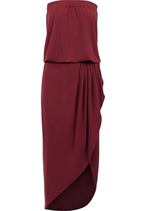 Trägerloses burgunderfarbenes Kleid mit elastischem Oberteil, geraffter Taille und asymmetrischem, drapiertem Rock mit hohem-niedrigem Saum.