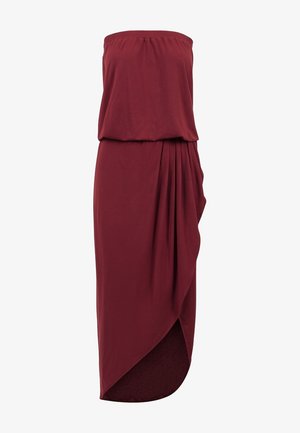 Trägerloses burgunderfarbenes Kleid mit elastischem Oberteil, geraffter Taille und asymmetrischem, drapiertem Rock mit hohem-niedrigem Saum.