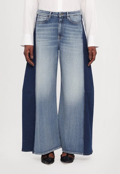 Brede pijpen jeans met een lichtblauwe wassing aan de voorkant en donkerblauwe zijkanten. Gemaakt van denim, met een traditioneel ontwerp voor zakken en riemlussen.