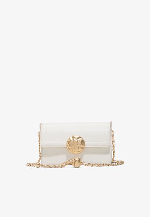 Weiße Umhängetasche aus strukturiertem Leder mit einem goldfarbenen, gehämmerten runden Verschluss und einem goldenen Kettenriemen, präsentiert auf weißem Hintergrund.