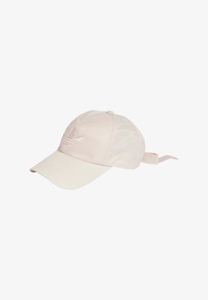 Jasnoróżowa czapka baseballowa Adidas z zakrzywionym daszkiem, haftowanym logo z przodu i regulowanym paskiem z tyłu, przedstawiona na białym tle.